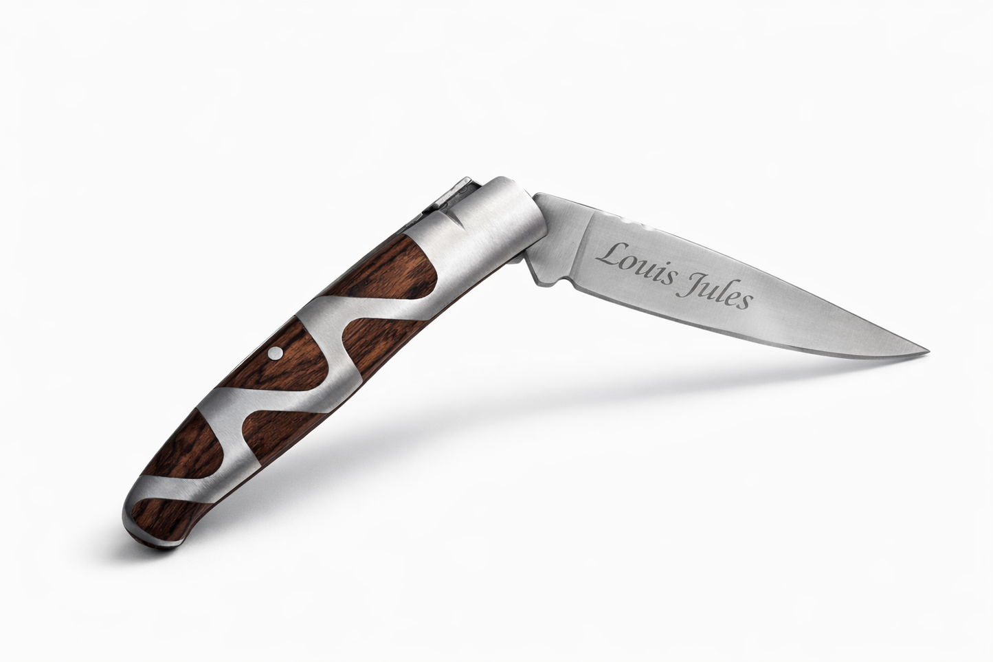 Couteau Laguiole personnalisé avec gravure de prénom sur la lame. Un cadeau unique, élégant et durable.